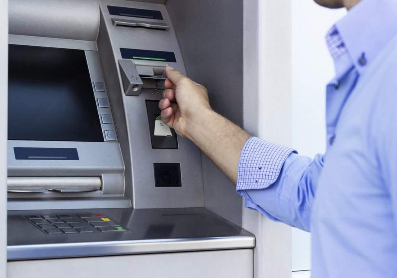 Đưa thẻ ngân hàng vào khe cắm thẻ của ATM