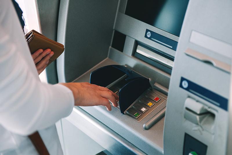 Khách hàng đến cây ATM để tiến hành kiểm tra hóa đơn điện