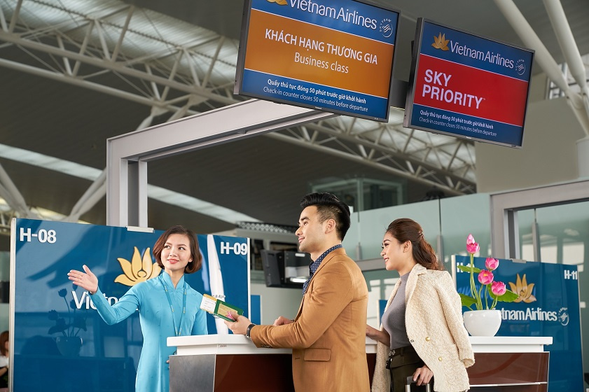 Hành khách thực hiện check-in và lấy vé tại quầy làm thủ tục ở sân bay