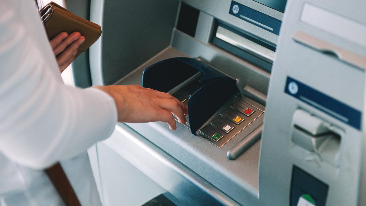 Bạn có thể đến cây ATM để thanh toán hóa đơn tiền nước