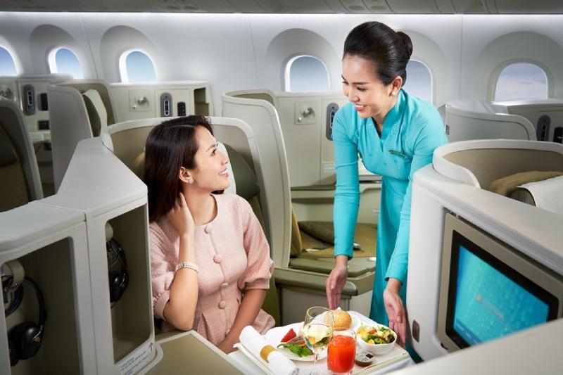 Hành khách có thể nâng hạng ghế Thương gia để trải nghiệm ẩm thực đặc sắc với mức phí chỉ từ 400.000 đồng 