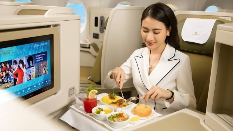 Hành khách nâng hạng ghế tại Vietnam Airlines sẽ trải nghiệm đa dạng món ăn được chế biến từ các đầu bếp hàng đầu Việt Nam