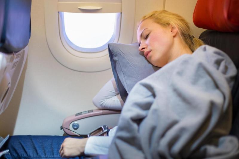 Chọn ghế gần cửa sổ sẽ yên tĩnh và tránh bị làm phiền khi ngủ trên máy bay