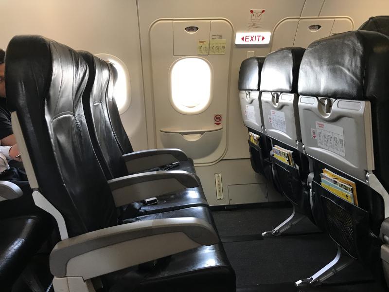 Chọn ghế ngồi sát cửa thoát hiểm được coi là an toàn trên máy bay