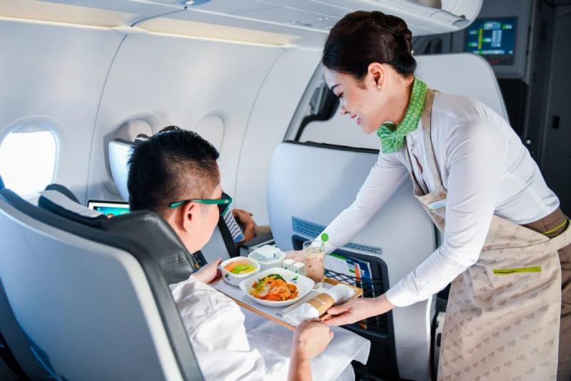 Phục vụ suất ăn tại khoang phổ thông của Bamboo Airways