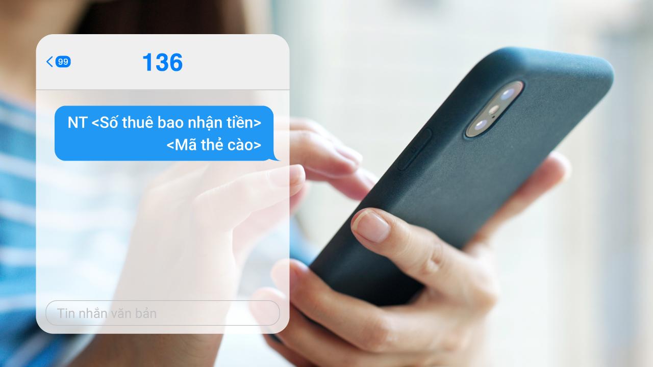 Khách hàng thực hiện nạp tiền điện thoại Viettel bằng cách gửi SMS đến tổng đài 136