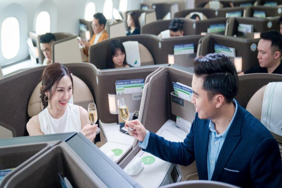 Hành khách sử dụng ghế máy bay hạng Thương gia Bamboo Airways sẽ được trải nghiệm dịch vụ ăn uống với thực đơn phong phú