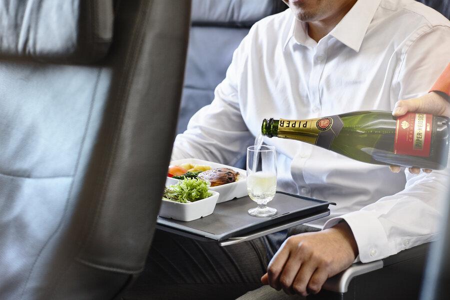 Hành khách trải nghiệm hạng ghế Thương gia Jetstar Pacific Airlines sẽ được phục vụ khẩu phần ăn thượng hạng với menu phong phú