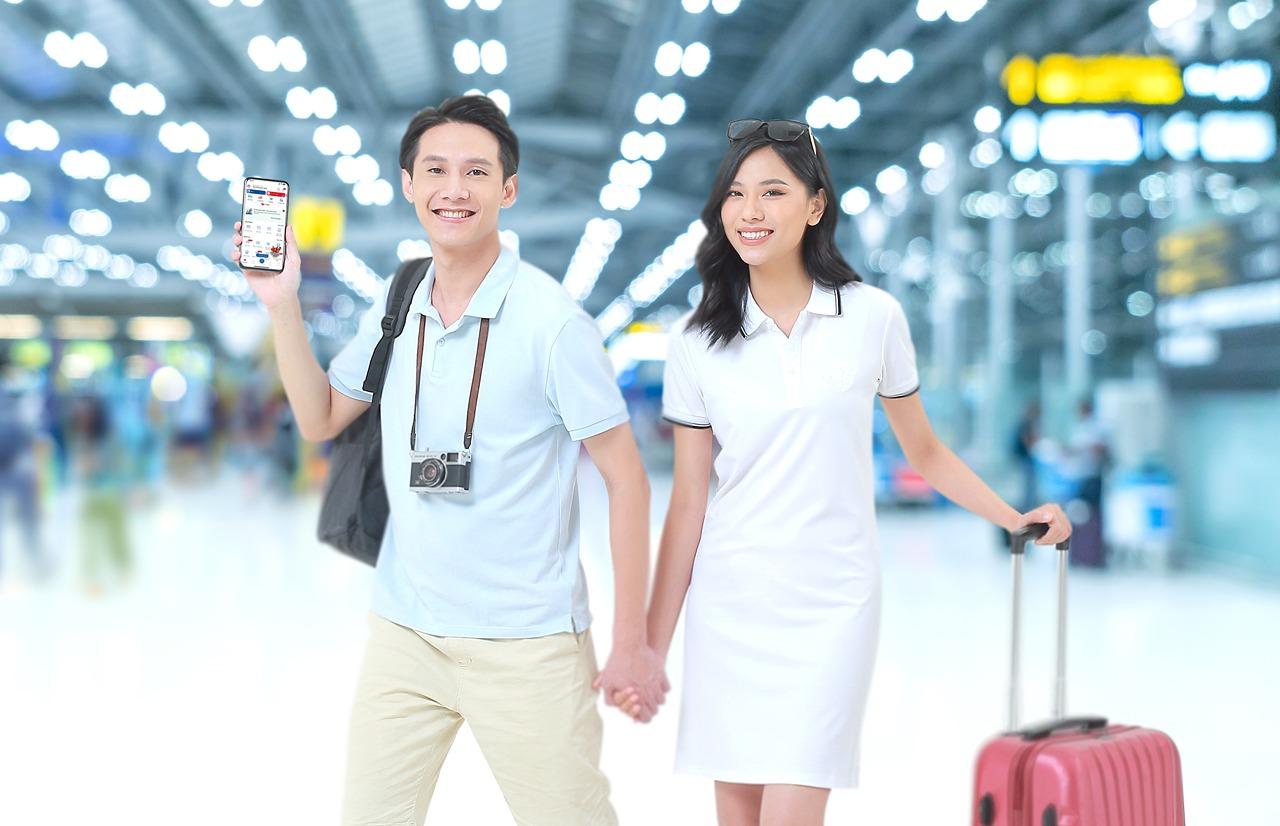 Người dùng hào hứng trải nghiệm dịch vụ đặt xe sân bay trên ví VNPAY. 