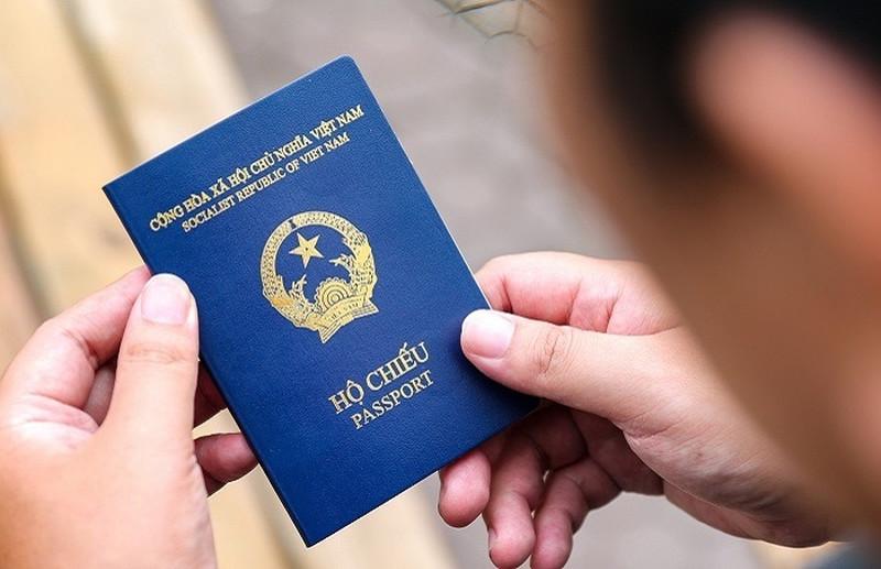 Kiểm tra kỹ giấy tờ và thông tin cá nhân trước chuyến bay giúp hạn chế sai sót và rủi ro không mong muốn (Nguồn: fptshop.com.vn)