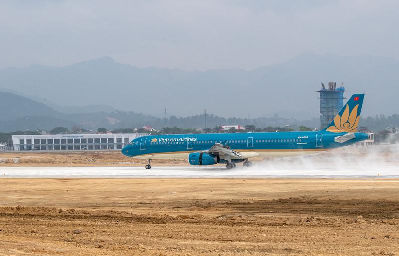 Việc lựa chọn hãng bay phù hợp cần sự cân đối giữa các yếu tố liên quan đến chặng bay, giá vé, dịch vụ (Nguồn: vneconomy.vn)