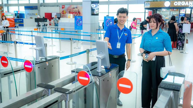Thay vì phải xếp hàng đi qua cổng kiểm tra an ninh, hành khách rút ngắn thời gian với hệ thống cửa tự động nhận diện khuôn mặt (Nguồn: Báo Người Lao Động)