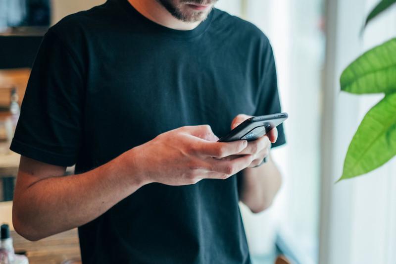 Hãy đảm bảo điện thoại có kết nối Internet khi nạp tiền điện thoại online trên ứng dụng - Nguồn ảnh: Unsplash