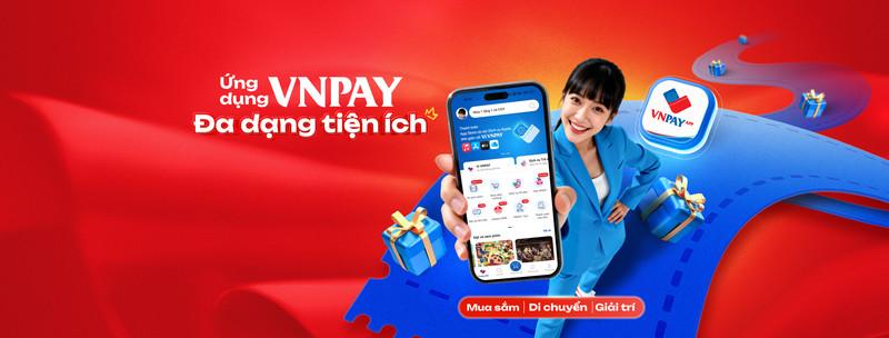 Khách hàng quét mã VNPAY-QR để thanh toán hóa đơn mua sắm trực tiếp mà không cần dùng tiền mặt