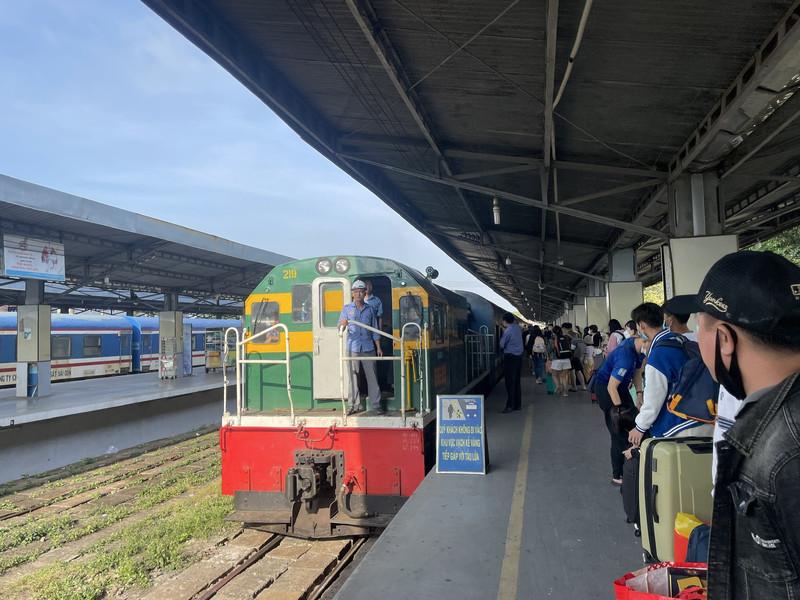 Hành khách nên chuẩn bị sẵn giấy tờ tùy thân và mã vé điện tử trước khi vào khu vực soát vé - Nguồn ảnh: Báo Tuổi Trẻ