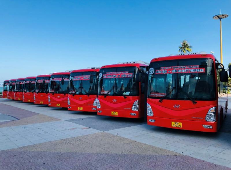 Đội xe màu cam Phương Trang sẵn sàng đưa đón hành khách từ thành phố biển trở về TP.HCM an toàn. - Nguồn ảnh: Báo Dân trí