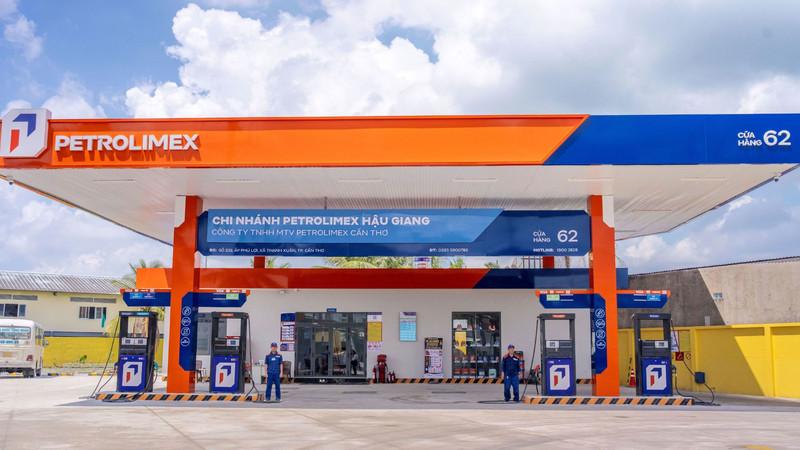 Hiện nay có nhiều cây xăng đã cho phép khách hàng chuyển khoản - Nguồn ảnh: petrolimex.com.vn